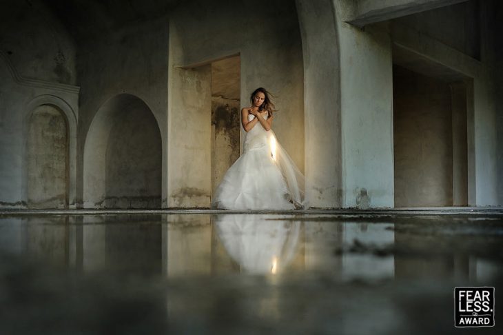 chica con vestido blanco 