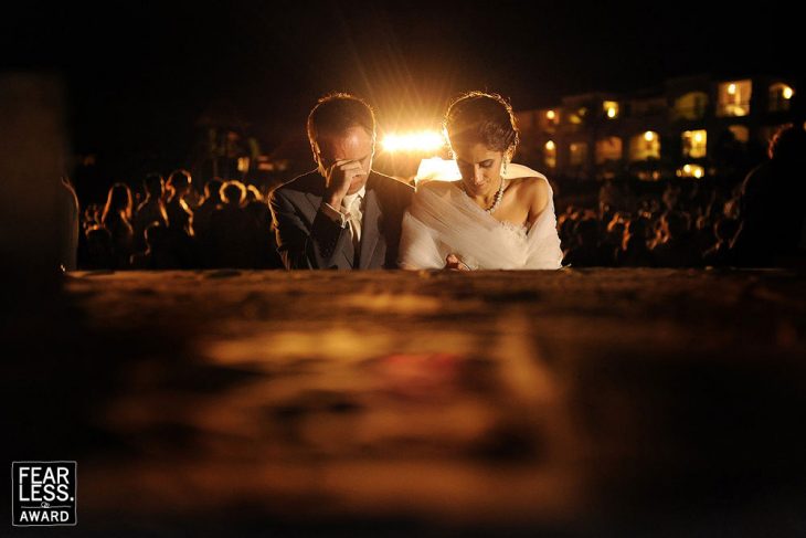 pareja de novios frente al altar 