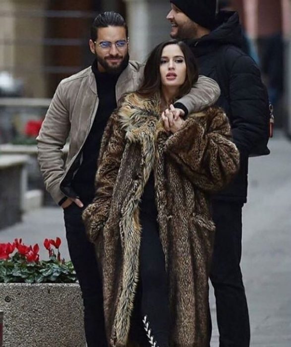 pareja d novios caminando por la calle