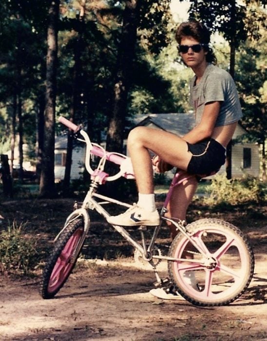 chico en bicicleta 