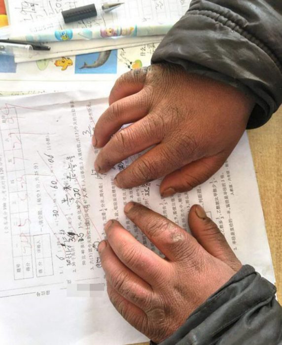 Niño que camina bajo la nieve para poder llegar a la escuela 