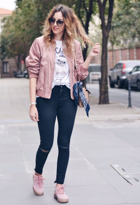 Chicas usando outfits en color rosa 