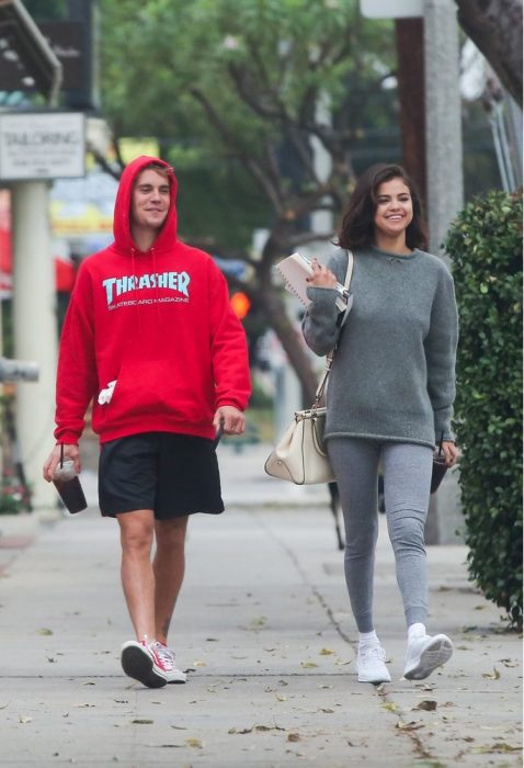 Pareja caminando por la calle 