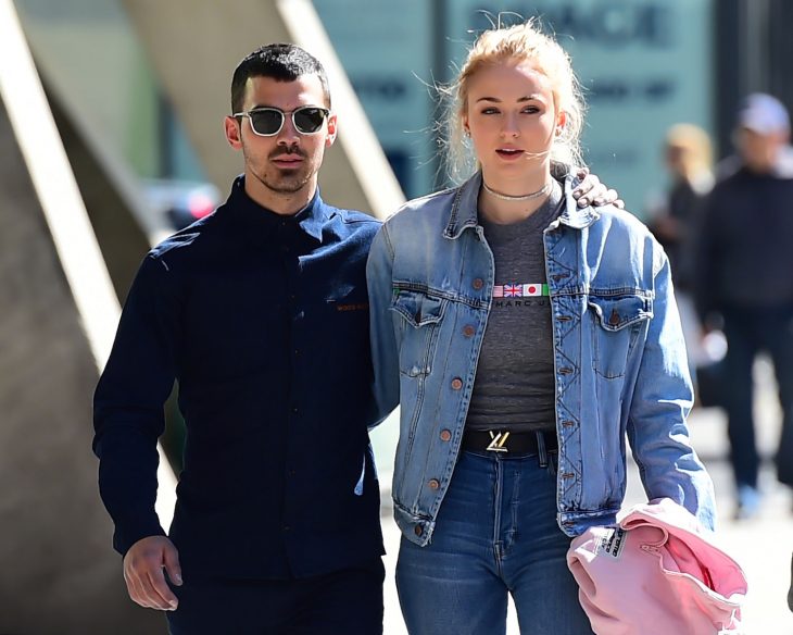 pareja de novios de paseo 