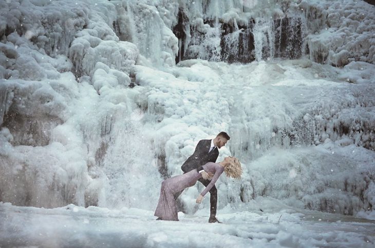 pareja de novios modelando 