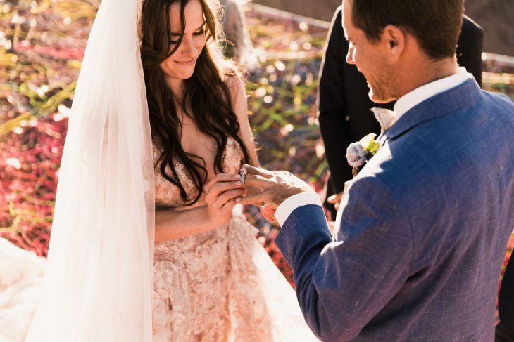 novios colocando anillos