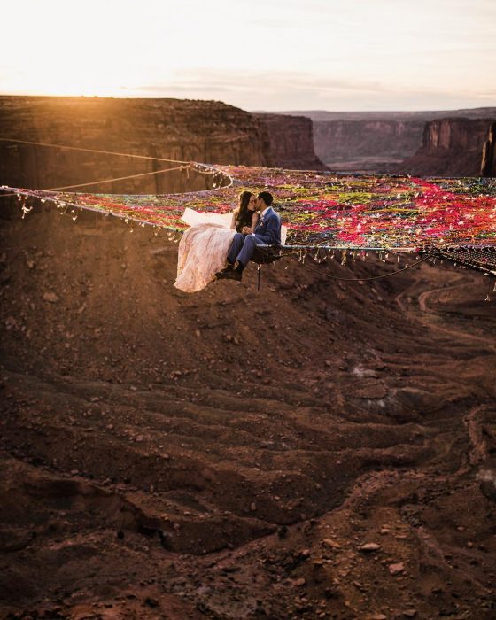 pareja de novios sentados