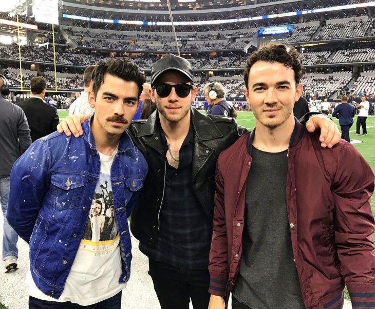 Jonas Brothers abrazados 