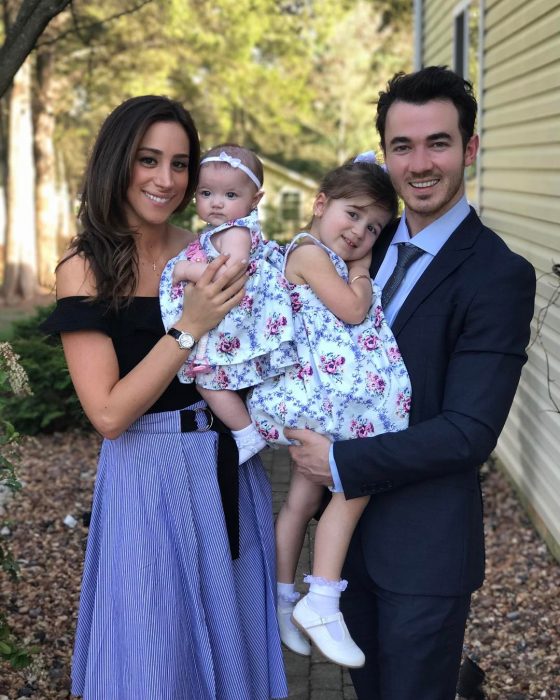 Kevin Jonas posando junto a su familia 