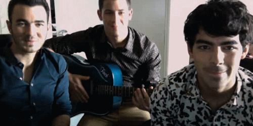 GIF Jonas Brothers cantando 