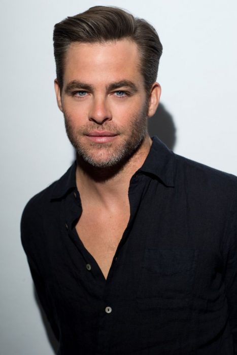 Chris Pine posando para una foto 