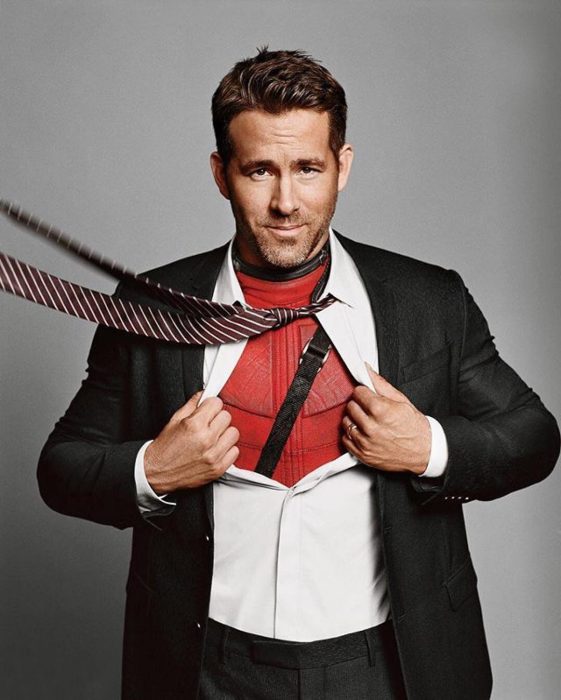 Ryan reynolds mostrando su traje de deadpool 