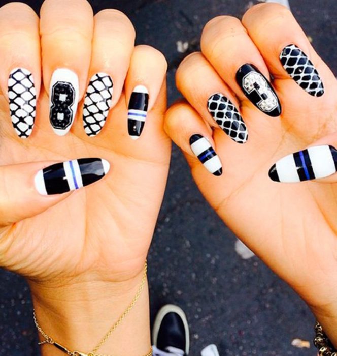 Uñas de Zendaya con diseño en blanco y negro 