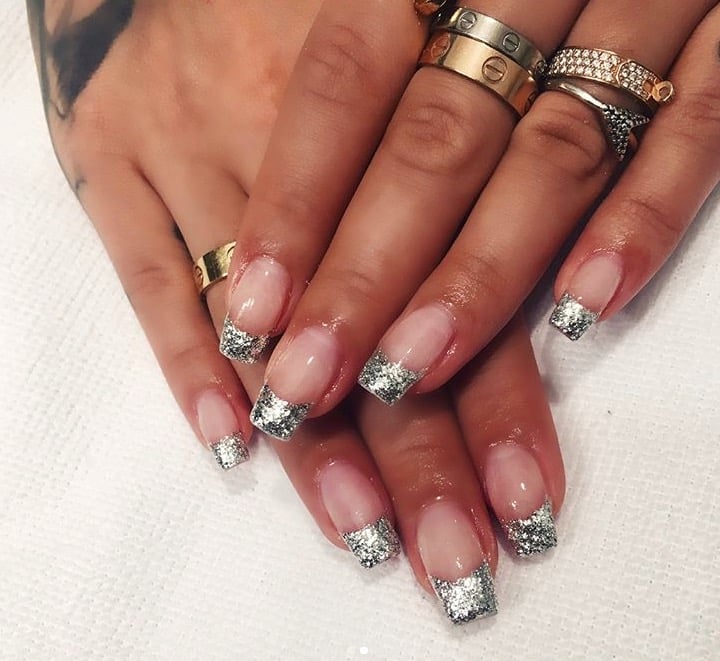 Uñas de Rita Ora con la punta plateada llena de glitter 