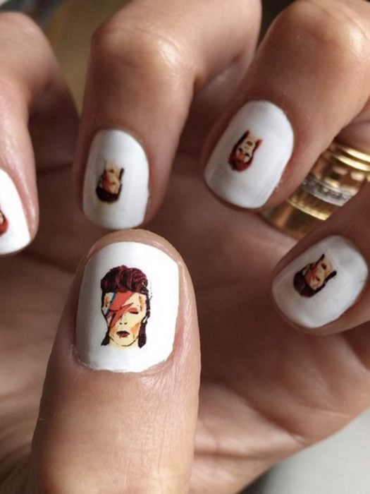 Uñas en color blanco con la cara de David Bowie 