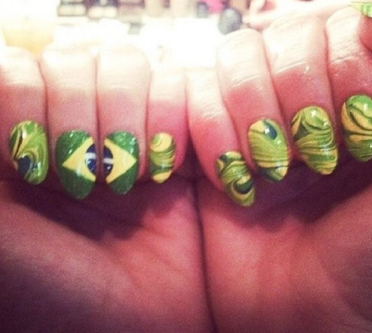 Uñas de Jennifer Lopez con diseño de la bandera y colores de Brasil 