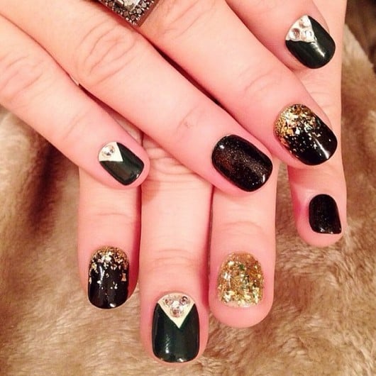 Uñas de Demi Lovato con aplicaciones en dorado y negro 