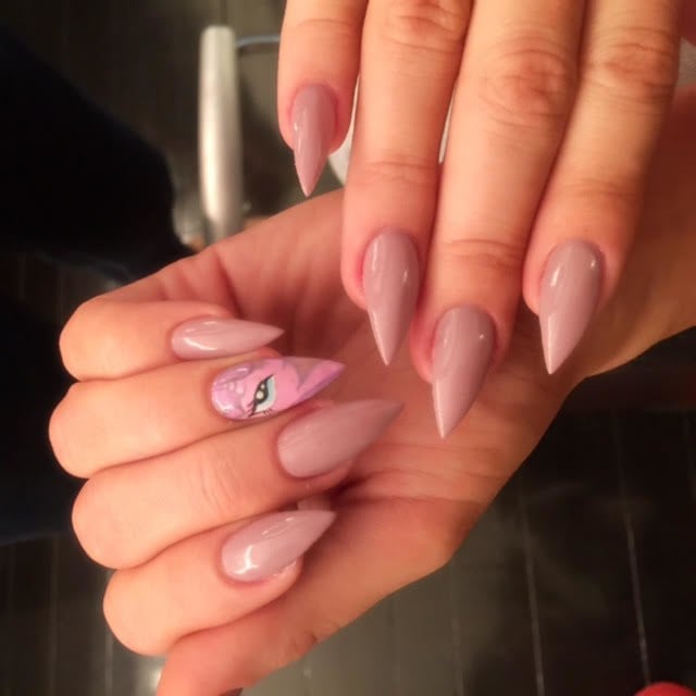 Uñas de Khloe Kardashian con diseño de unicornio 