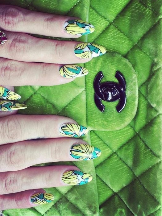Uñas de Lily Allen con diseño de bananas 