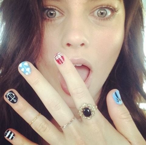 Uñas de Margot Robbie con diseños de verano 