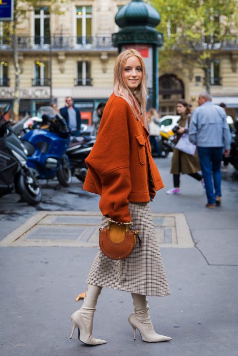 Chica usando unos zapatos estilo calcetines 