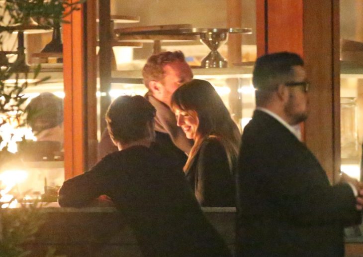 chris martin y dakota en restaurante