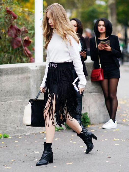 falda negra con flecos botines y blusa blanca 