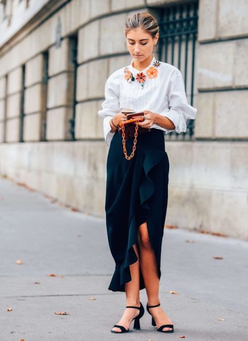 falda con olanes y blusa blanca chica trendy