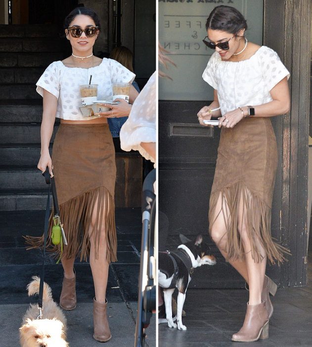 falda de flecos café con botines y blusa blanca Vanessa Hudgens