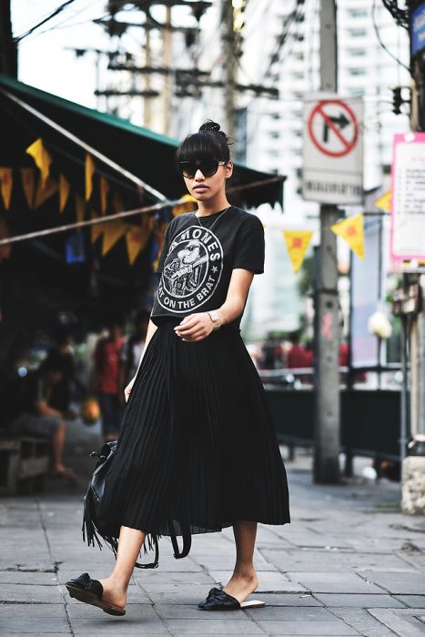 falda plisada negra con camisa Ramones y mocasines 