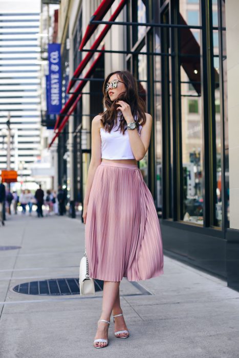 falda plisada rosa con crop top blanco