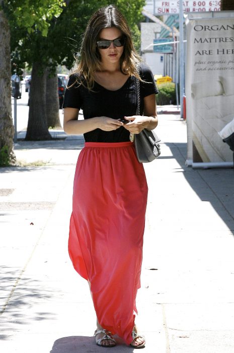 falda princesa rosa con blusa negra y sandalias chica castaña cabello suelto 