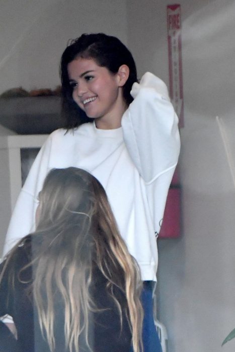 selena gomez en yoga