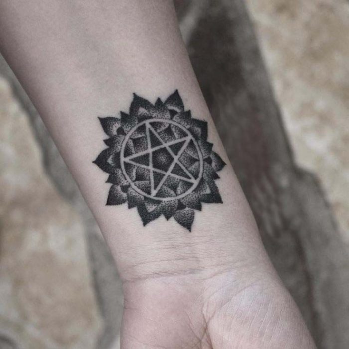 Tatuajes de pentagrama en la muñeca inspirados en el símbolos seltas