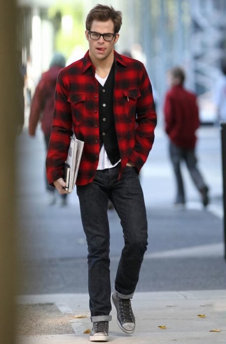 Chris Pine caminando por la calle 