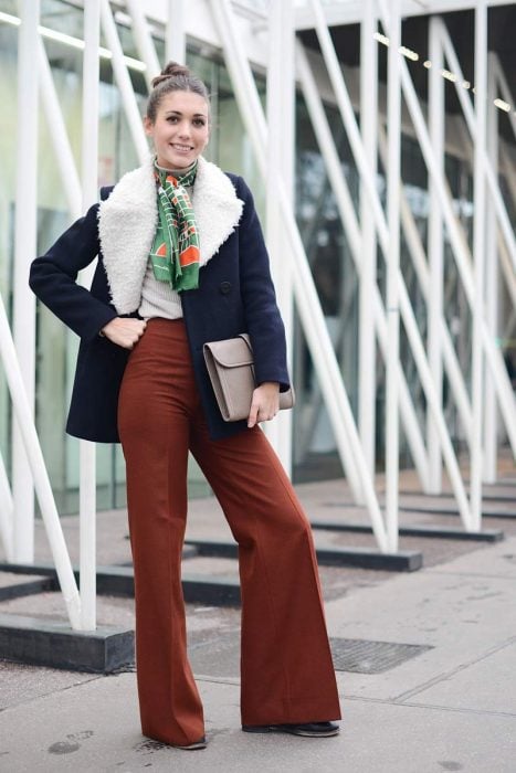 chica con pantalones de campana y mascada