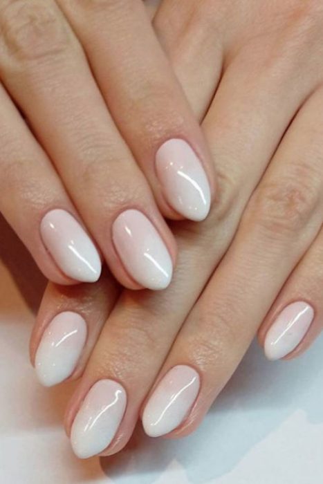 uñas ombre de rosa a blanco