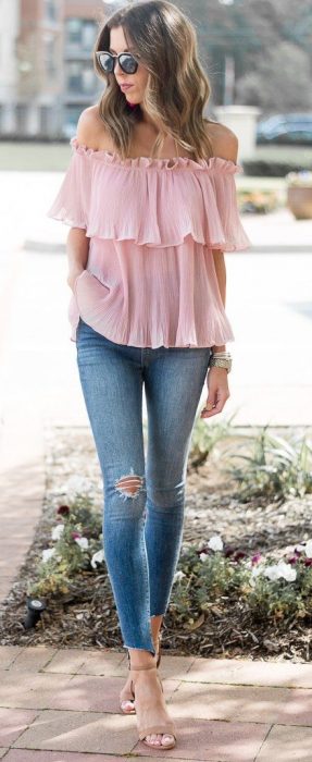 chica con blusa sin hombros y olanes en rosado