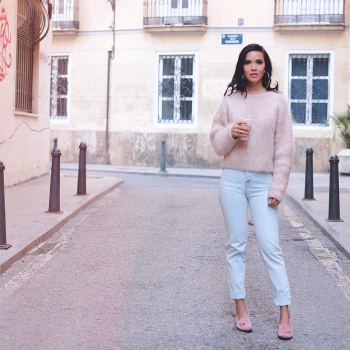 chica con pantalones de mezclilla, sueter esponjoso rosado y mocasines rosas