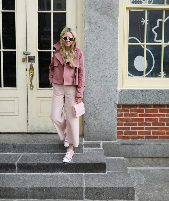 chica con pantalones rosa pastel y chaqueta rosa palo 