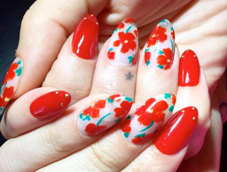 uñas con flores rojas