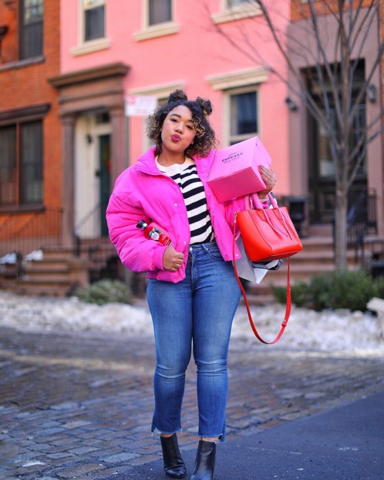 chica con chamarra rosa oscur y pantalones de mezclilla