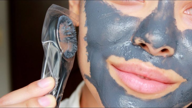 Chica uando una mascarilla magnética en color gris