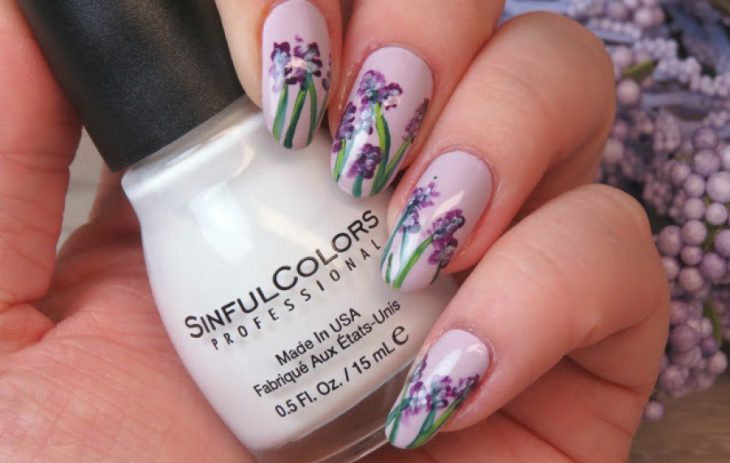 uñas con flores moradas