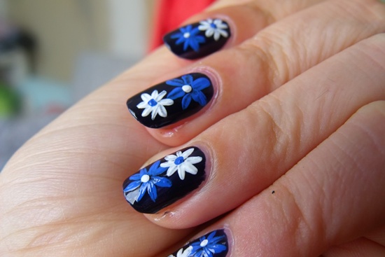 uñas con flores azules y blancas