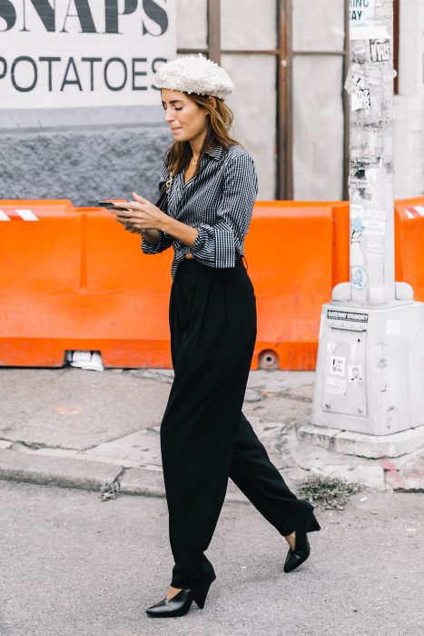 chica con pantalones sueltos blazer gris tacones negros y boina blanca