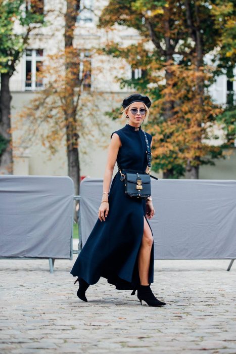 chica con maxi vestido botines y boina negra