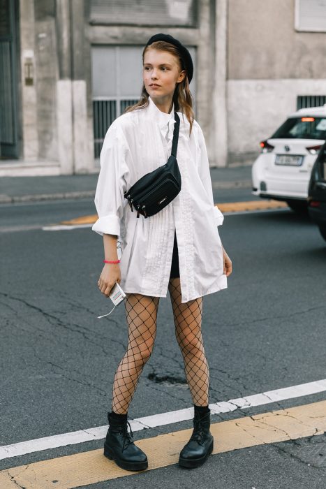 chica con camisa blanca boina negra y medias de red