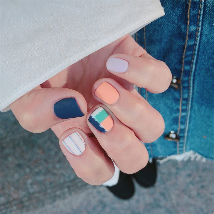 manicura de uñas con colores azul marino y rosa 