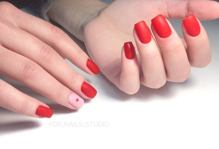 manicura de uñas color rojo con corazones 
